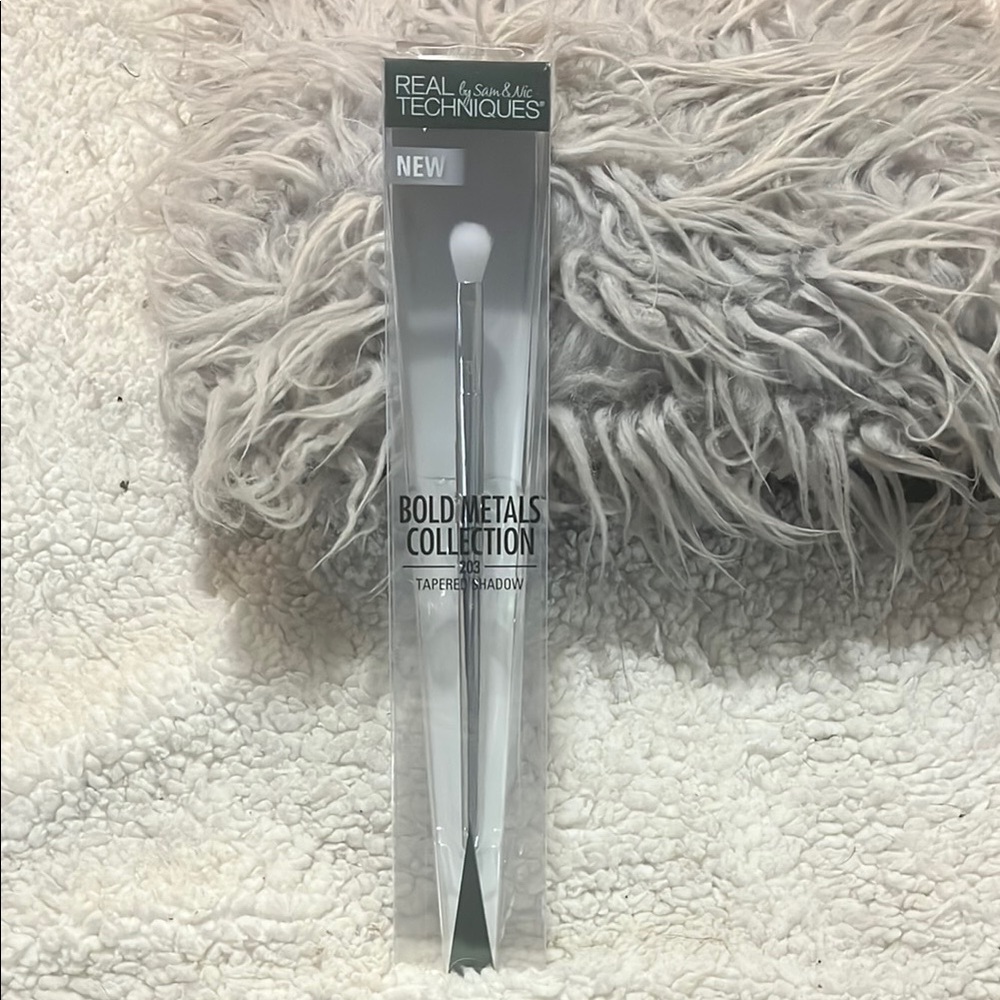 Real Techniques Bold Metals Taper Shadow Brush